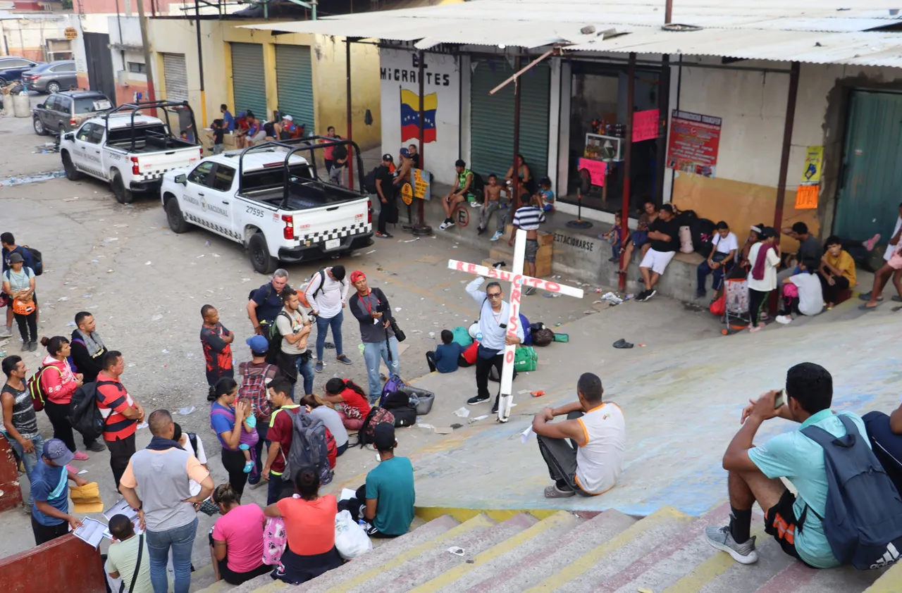 Con un &#8220;viacrucis&#8221; representan sufrimiento de travesía migratoria en sur de México