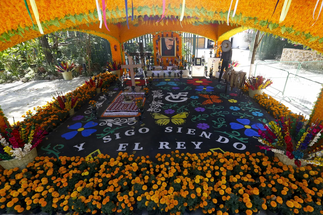 Con altar por Día de Muertos recuerdan en México a Vicente Fernández