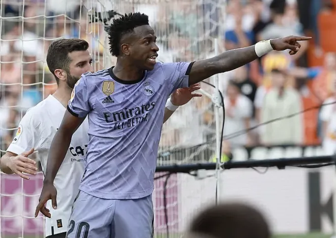 vinicius_en_mestalla_foto_efe