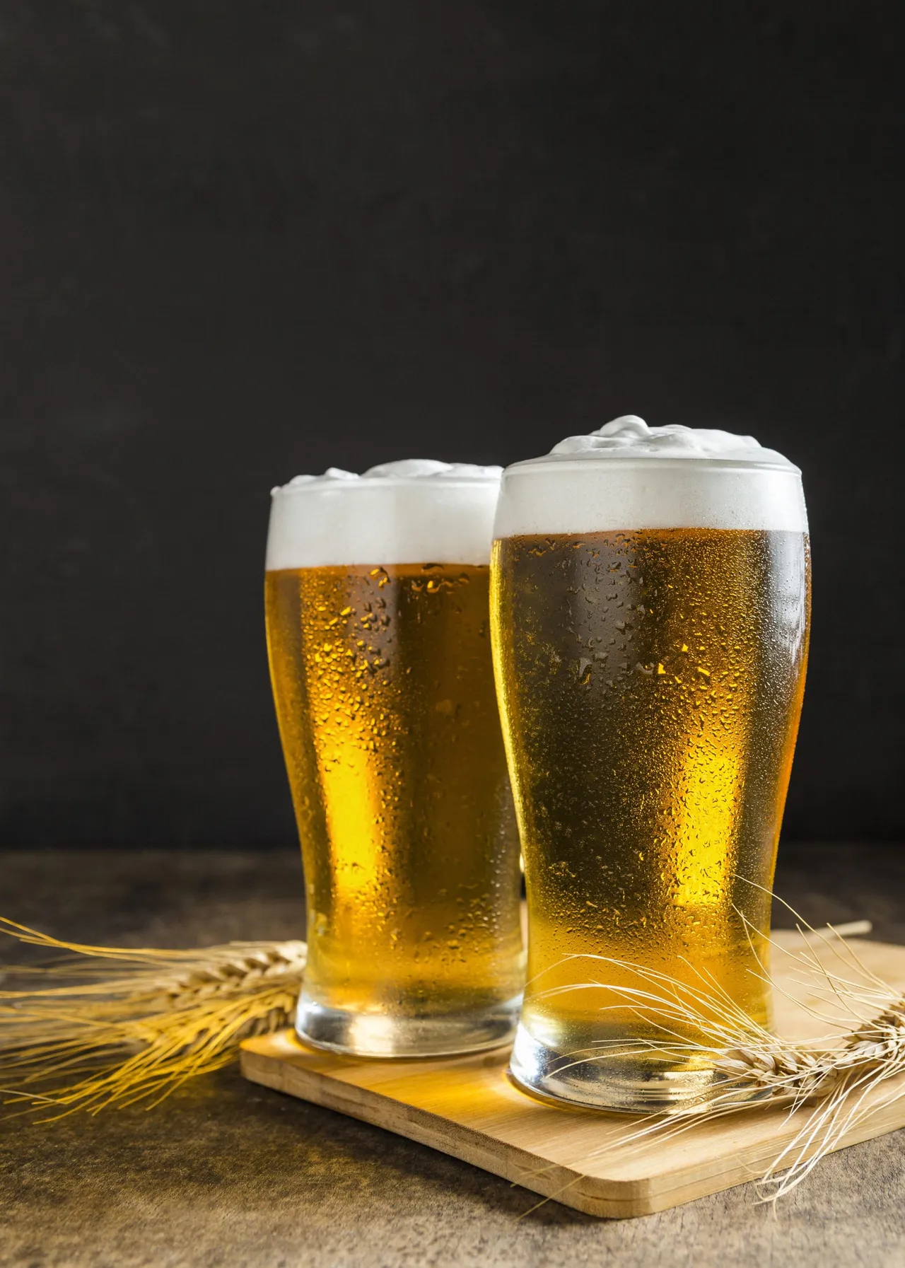 vista-frontal-de-vasos-de-cerveza-con-trigo