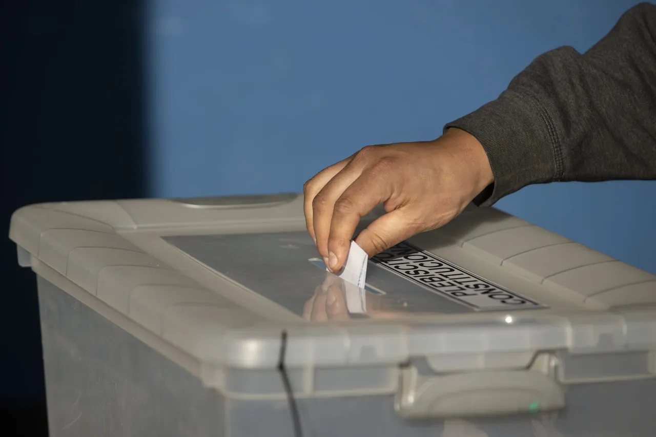 Centros de votación abren en Chile para plebiscito sobre nueva Constitución