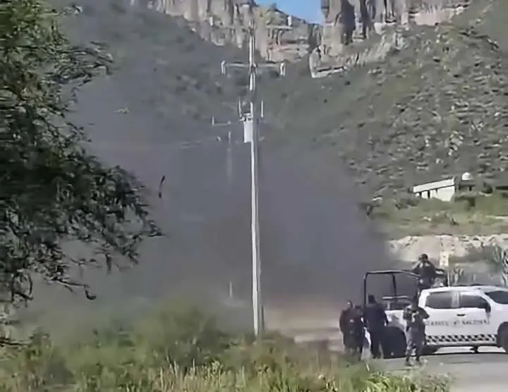 Elementos de seguridad resguardan la zona tras la quema de vehículos en Ixmiquilpan