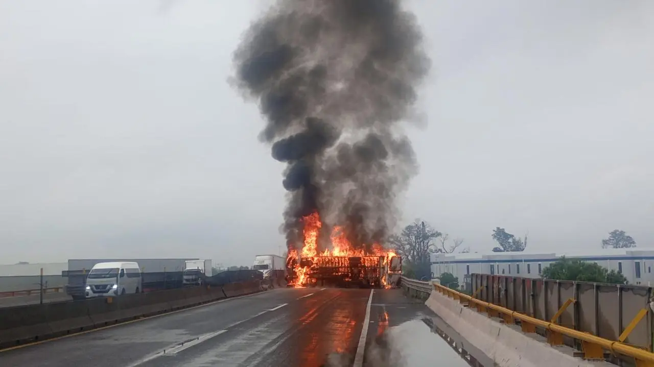 Trailer se incendia tras volcadura en el Circuito Exterior Mexiquense 