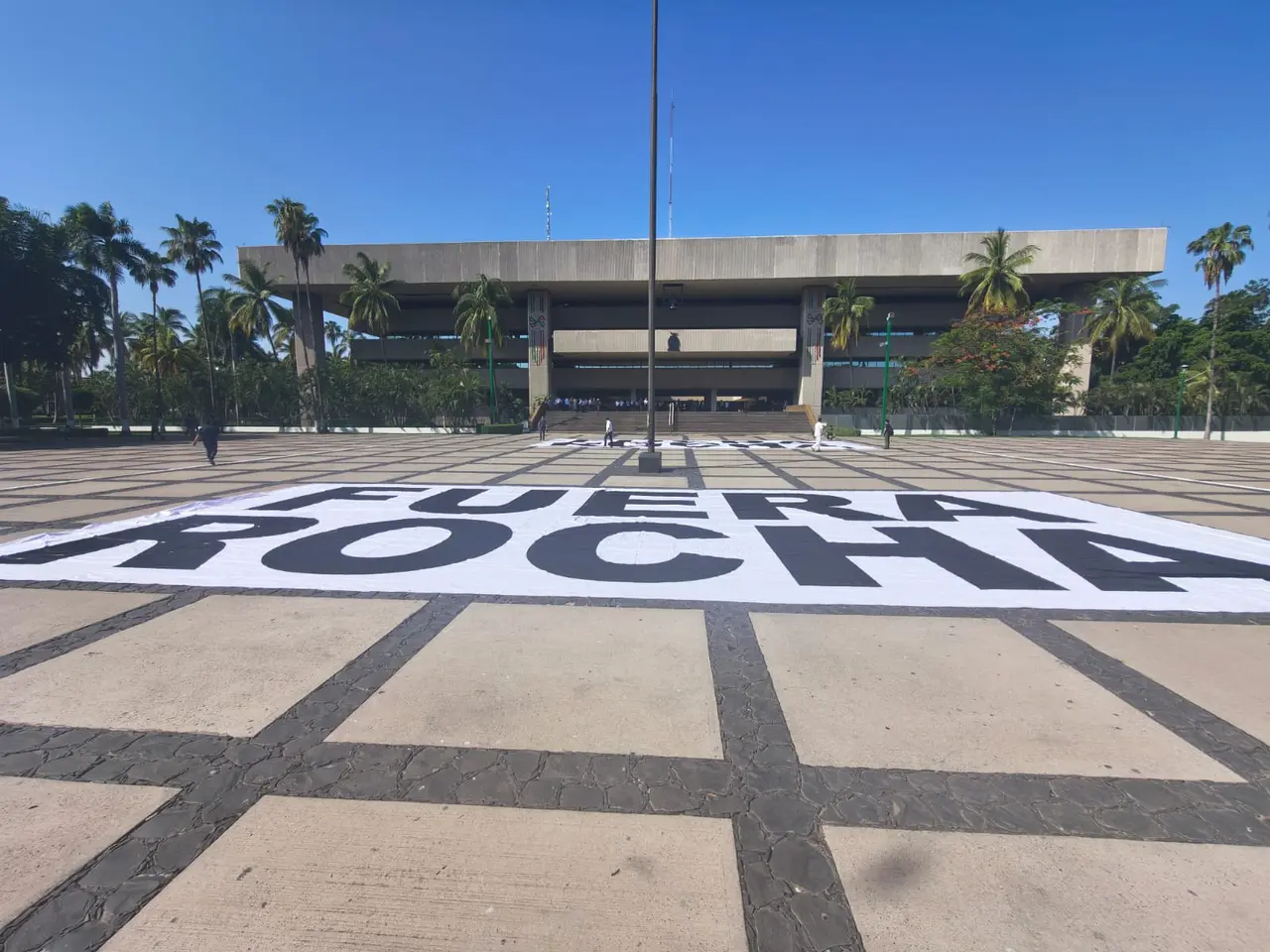 Ciudadanos y empresarios protestan en Palacio de Gobierno de Sinaloa para exigir la salida de Rubén Rocha Moya
