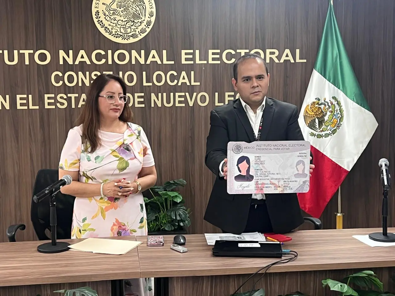 Nueva credencial para votar del INE con nuevos mecanismos de seguridad que podrá tramitarse en Nuevo León desde septiembre de 2026.