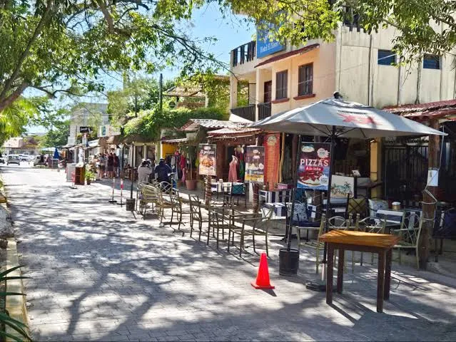 Hoteles de Tulum enfrentan baja ocupación y costos por retiro de sargazo