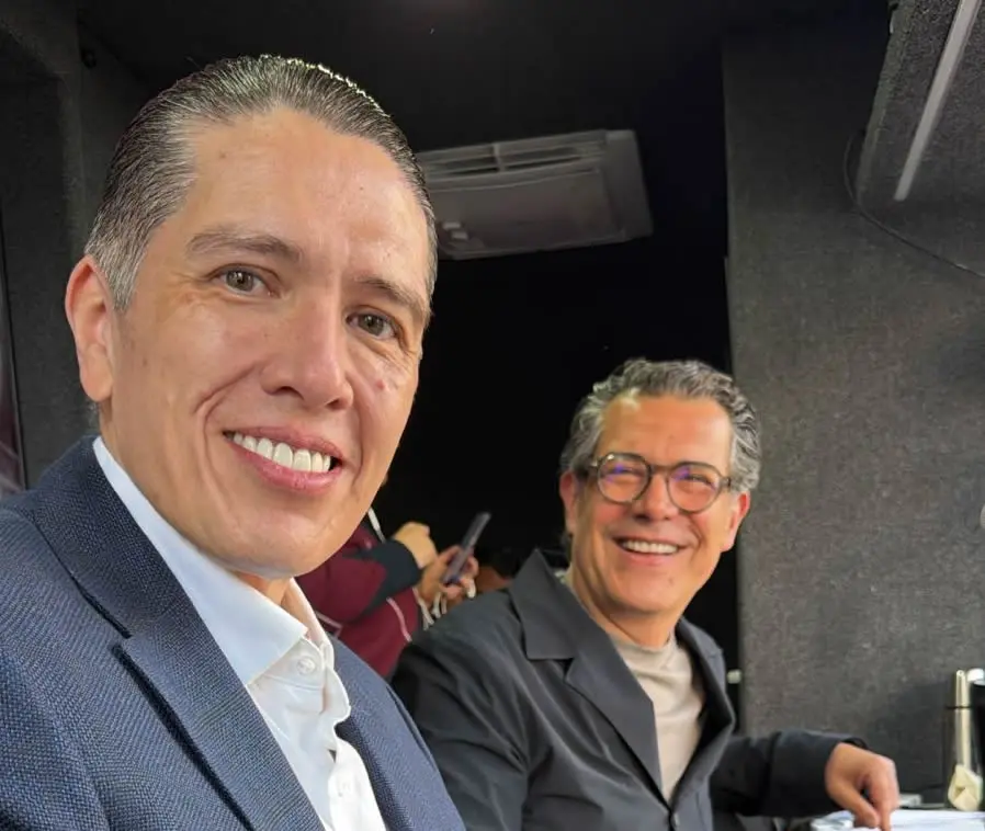 Luis Mendoza, alcalde de Benito Juárez en la cabina móvil de NRM Comunicaciones 