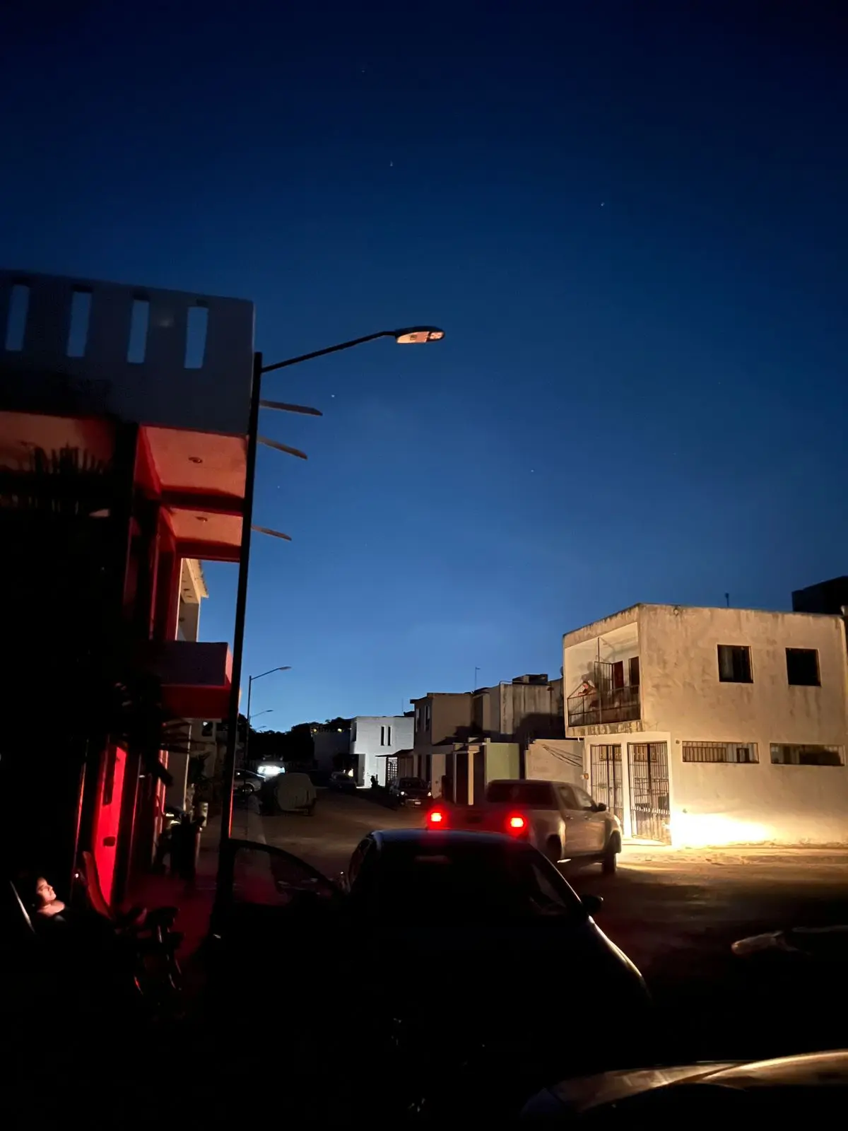 Apagón masivo afecta calles y avenidas de Cancún, Quintana Roo, durante la noche del 31 de agosto de 2026.