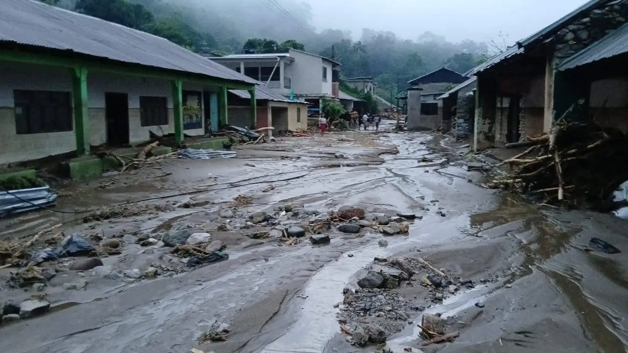Personal de búsqueda trabaja en la localización de víctimas tras las intensas lluvias y crecida de un río en Tianguistengo, Hidalgo.