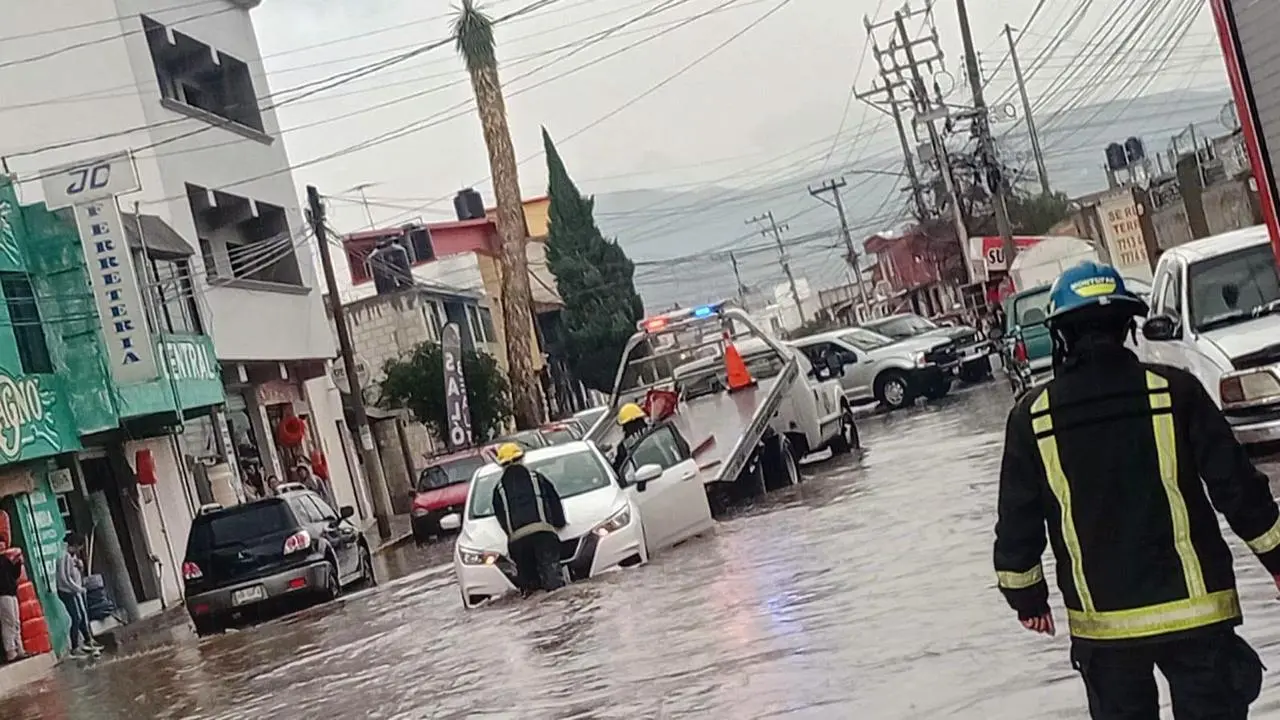 Tormenta provoca inundaciones y caos vial en calles y bulevares de Pachuca, Hidalgo.